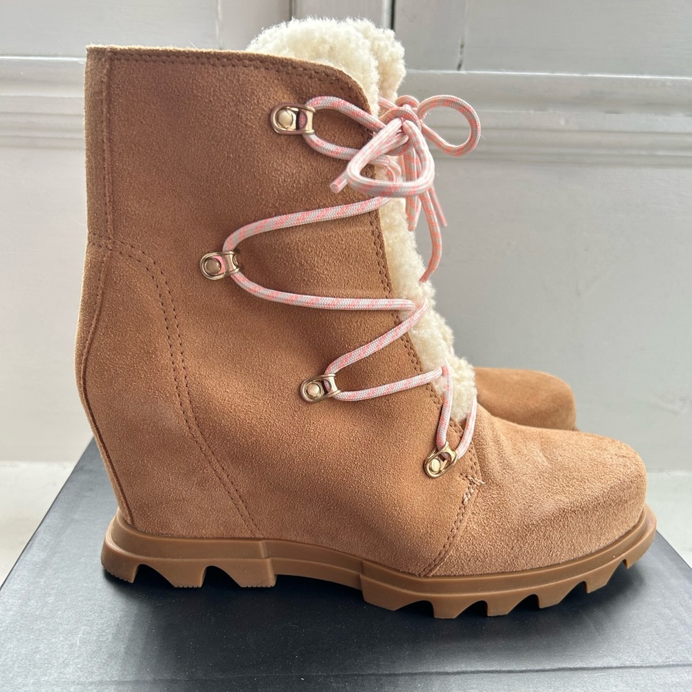 WOMEN'S JOAN OF ARCTIC™ WEDGE III LACE COZY BOOTIE New in Box